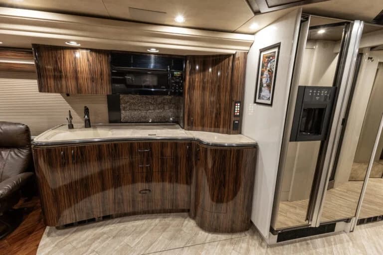 2009 Prevost Marathon H3-45 Motorcoach - Image 10