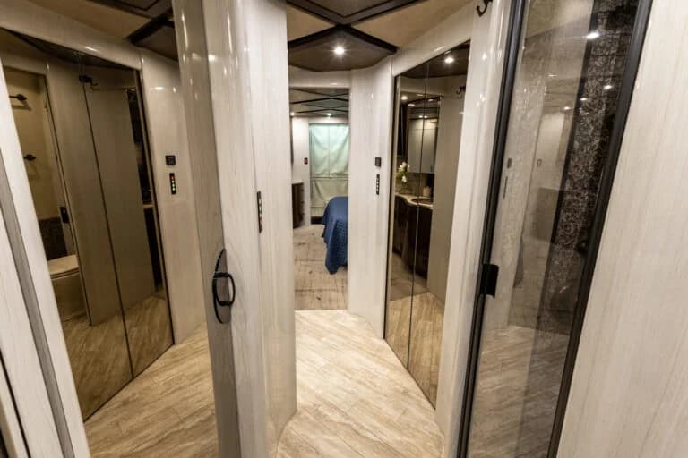 2009 Prevost Marathon H3-45 Motorcoach - Image 12
