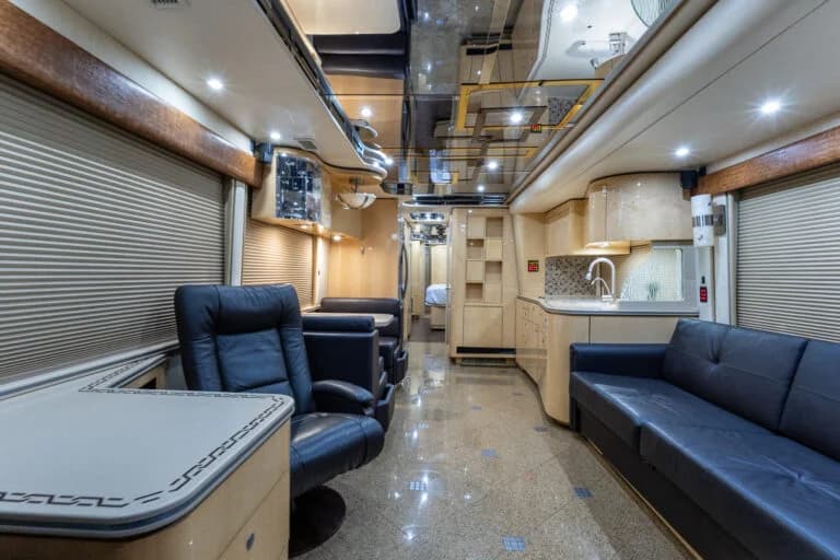 2009 Prevost Featherlite H3-45 Motorcoach - Image 7