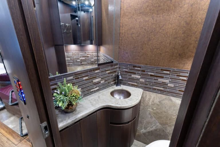 2017 Newell P50 Motorcoach - Image 12