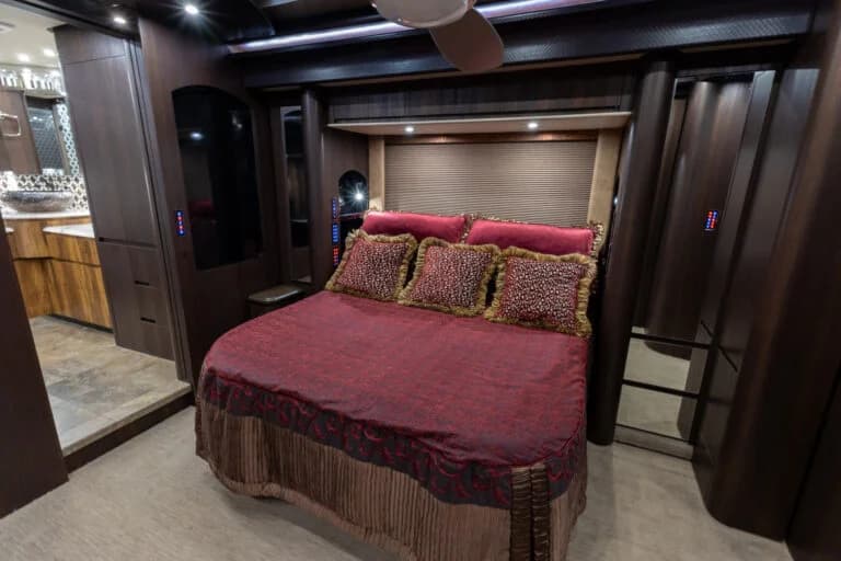 2017 Newell P50 Motorcoach - Image 13