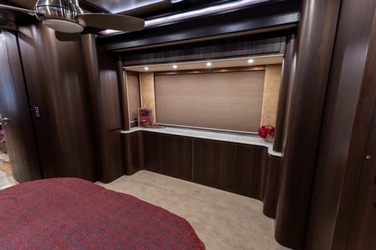 2017 Newell P50 Motorcoach - Image 14