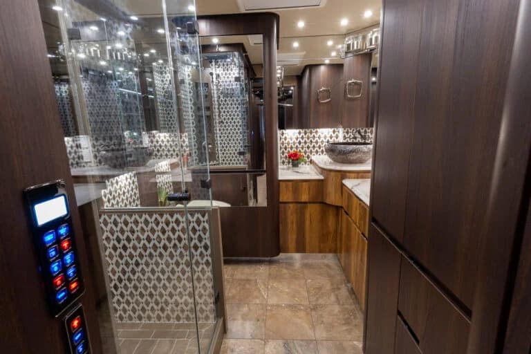 2017 Newell P50 Motorcoach - Image 15