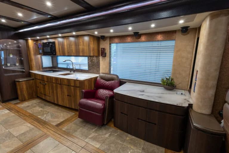 2017 Newell P50 Motorcoach - Image 8