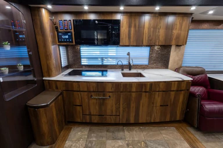 2017 Newell P50 Motorcoach - Image 9