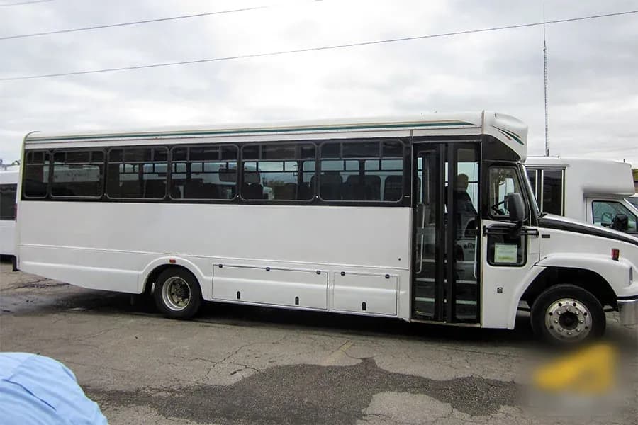 2002 Glaval Concorde II Shuttle Bus - Image 2