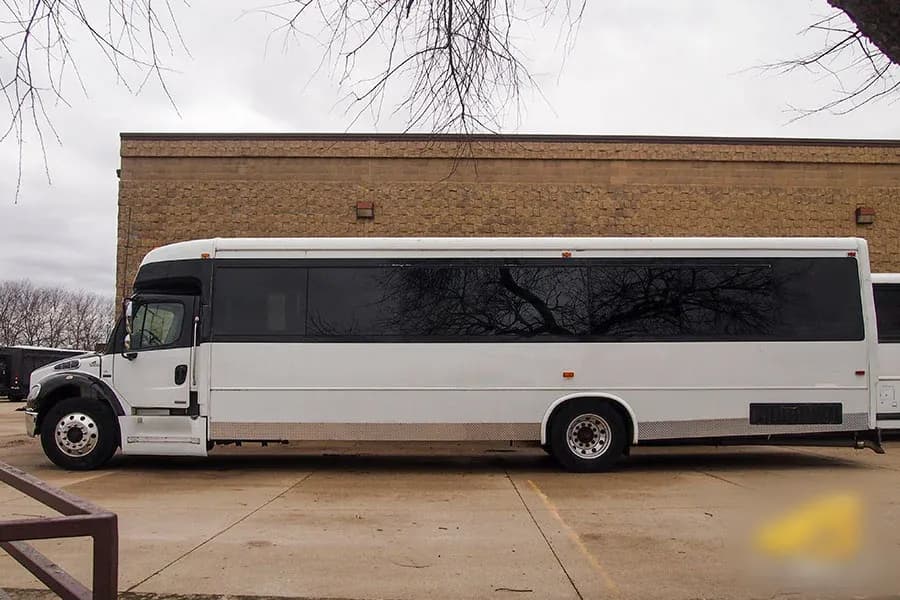 2008 Ameritrans M2 Shuttle Bus - Image 3