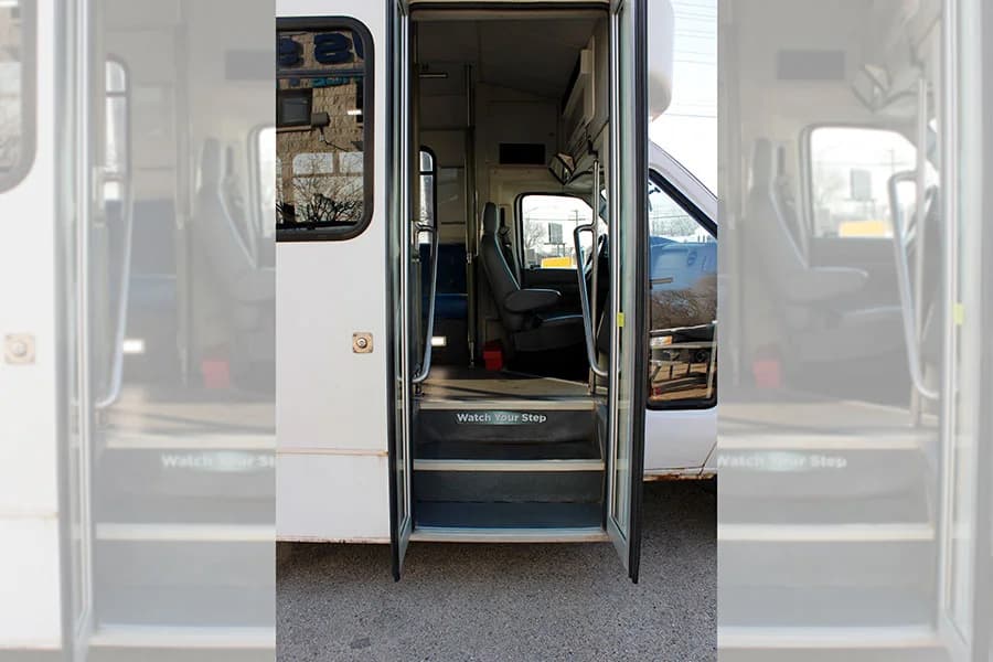 2013 Glaval Universal E450 Shuttle Bus - Image 6