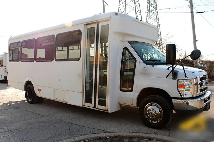 2013 Glaval Universal E450 Shuttle Bus - Image 2