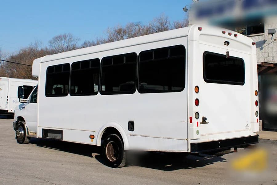 2013 Glaval Universal E450 Shuttle Bus - Image 4