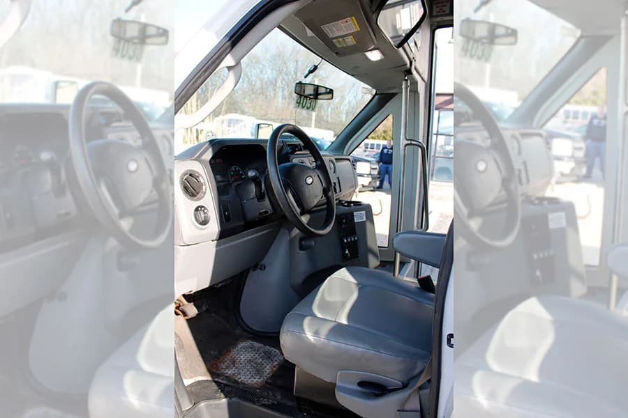 2013 Glaval Universal E450 Shuttle Bus - Image 8
