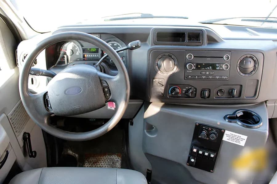 2013 Glaval Universal E450 Shuttle Bus - Image 7