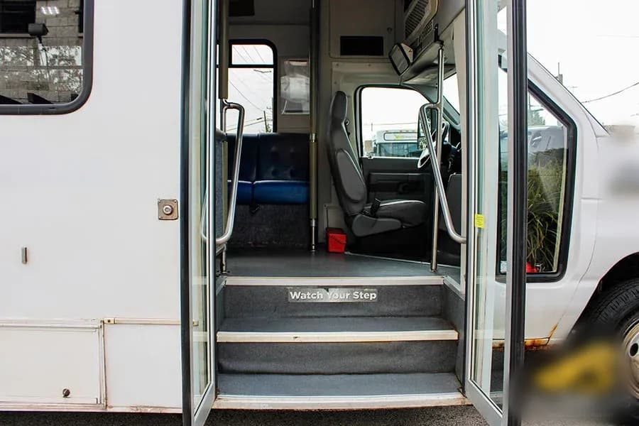 2015 Glaval Universal E450 Shuttle Bus - Image 5