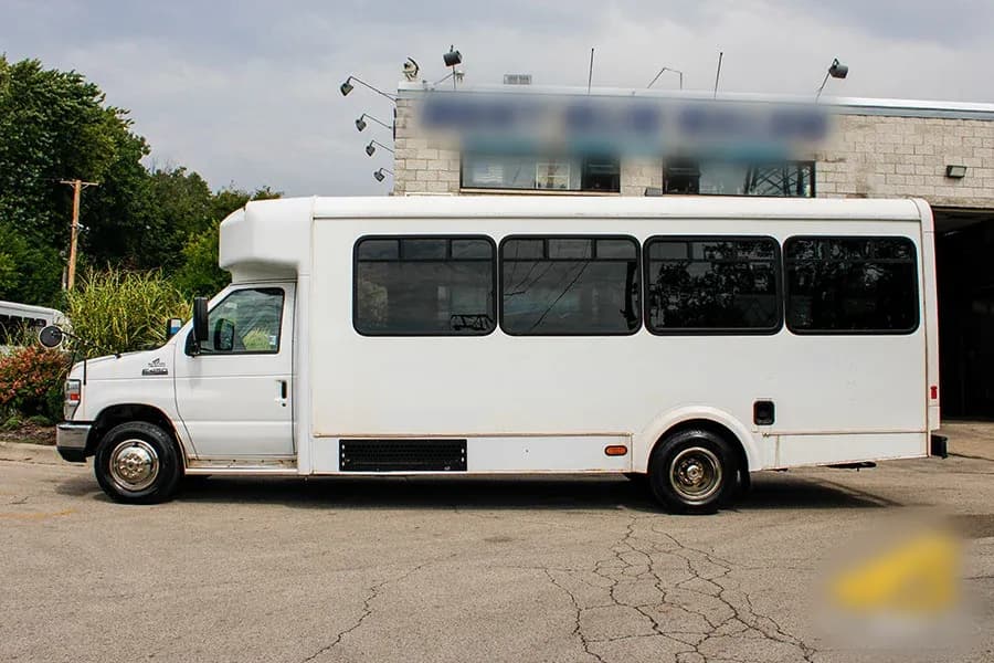 2015 Glaval Universal E450 Shuttle Bus - Image 2