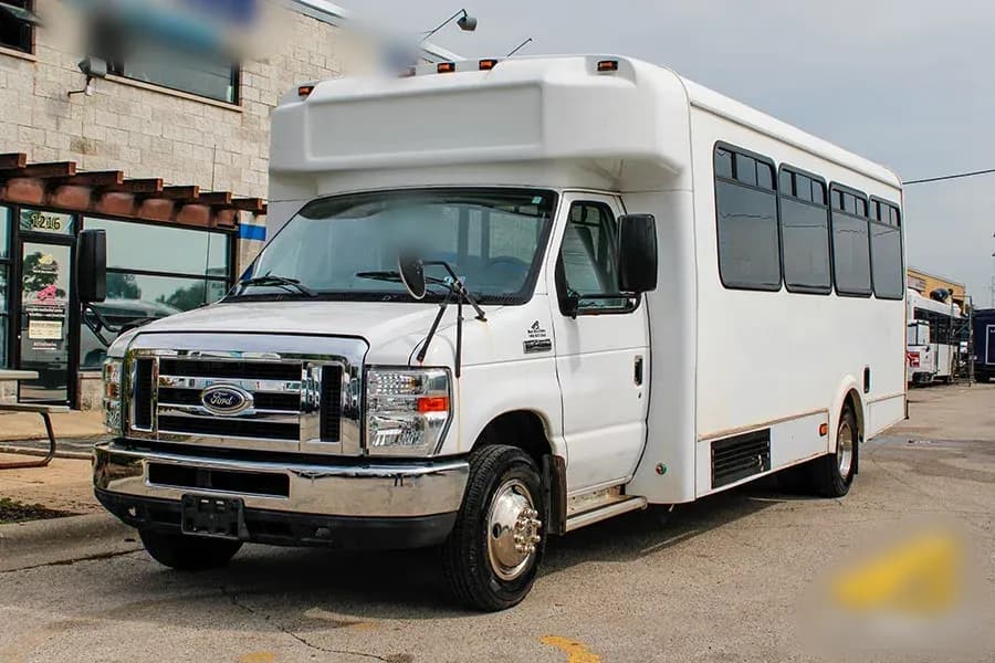 2015 Glaval Universal E450 Shuttle Bus - Image 3