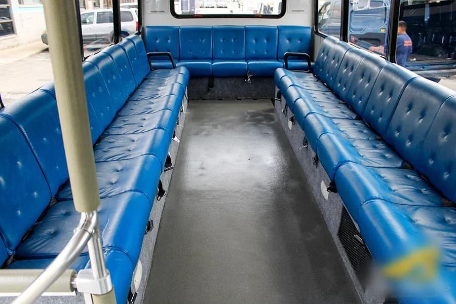 2015 Glaval Universal E450 Shuttle Bus - Image 9