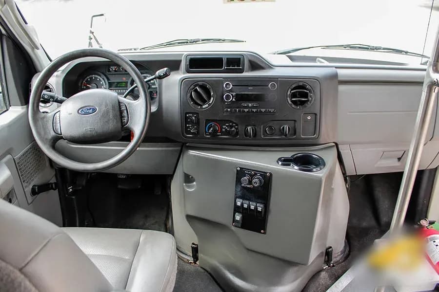2015 Glaval Universal E450 Shuttle Bus - Image 6
