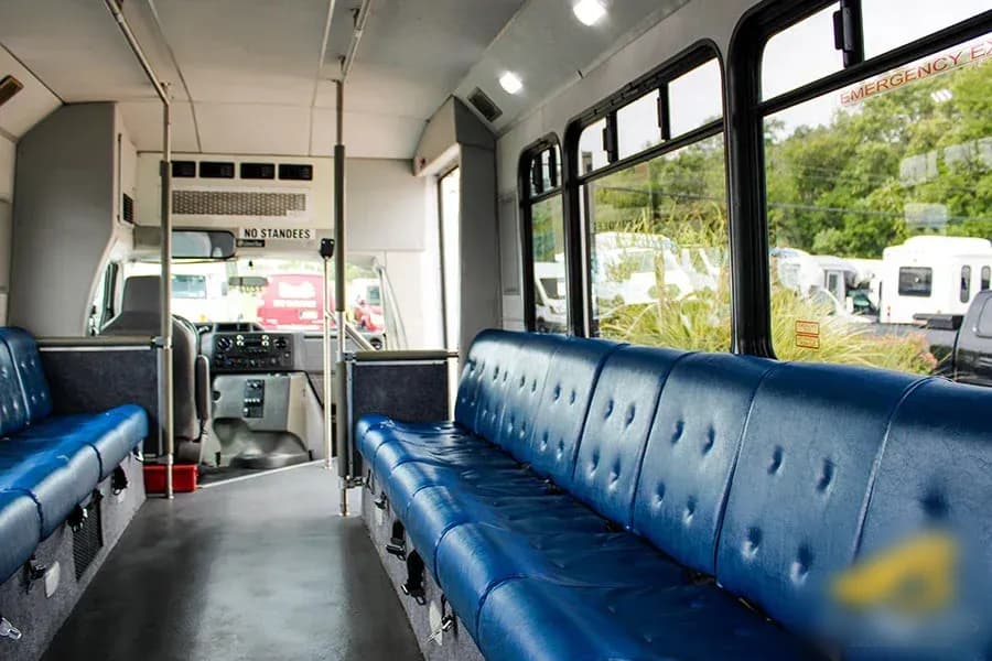 2015 Glaval Universal E450 Shuttle Bus - Image 10