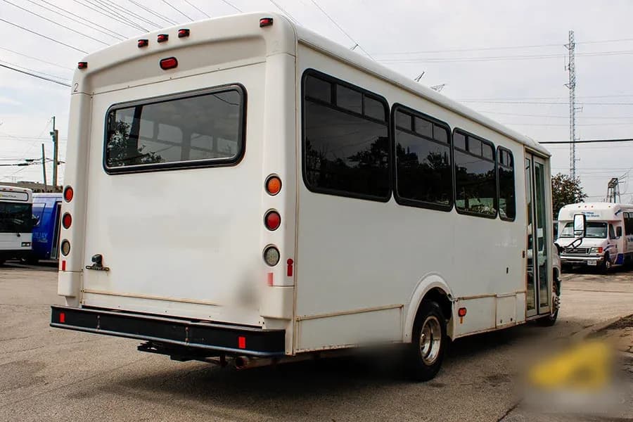 2015 Glaval Universal E450 Shuttle Bus - Image 4