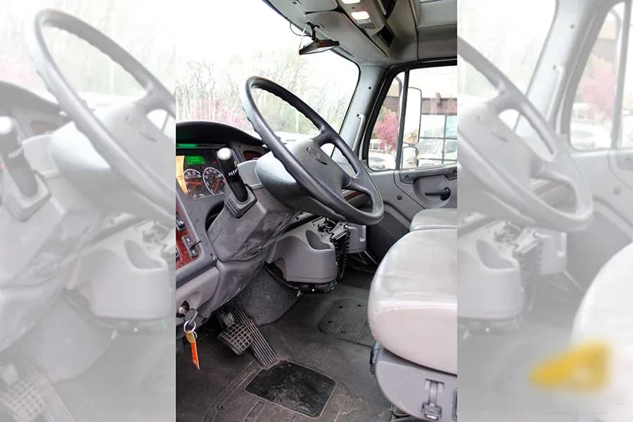 2018 Freigthliner S2C Turtle Top Shuttle Bus - Image 8