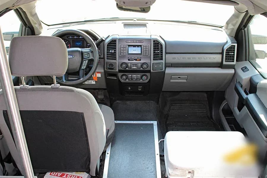 2020 Ford F550 Shuttle Bus - Image 4