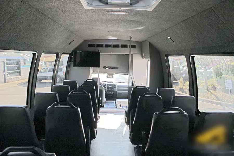 2020 Ford F550 Shuttle Bus - Image 5