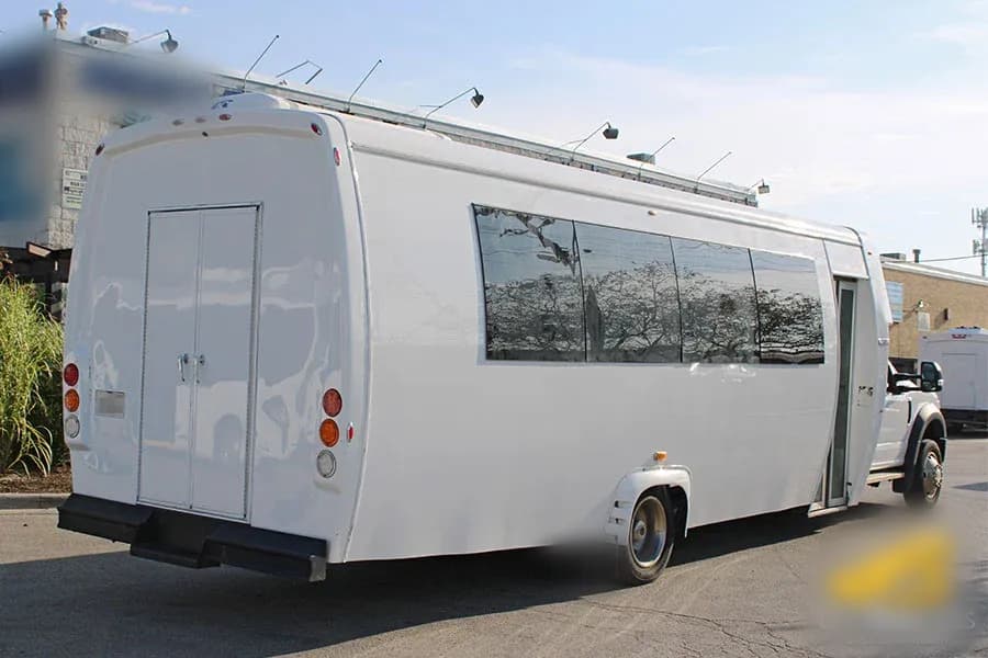 2020 Ford F550 Shuttle Bus - Image 3