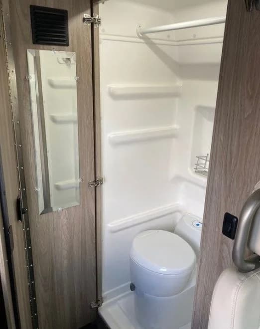 2022 Winnebago Solis 4P Mini RV - Image 10