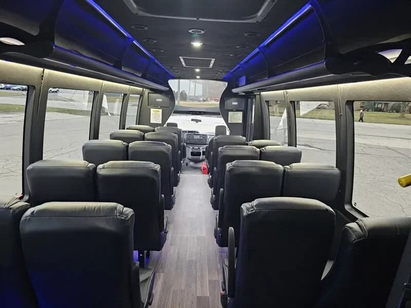 2018 Ford E450 Shuttle bus - Image 10