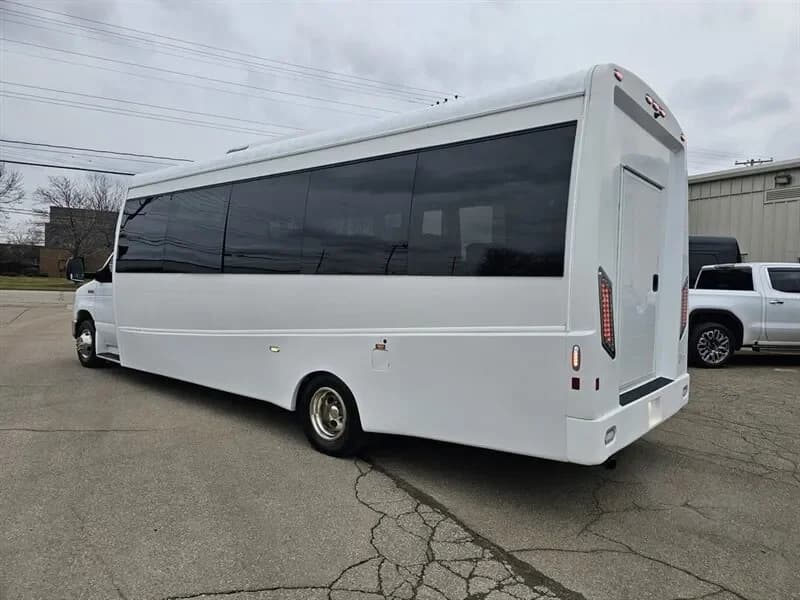 2018 Ford E450 Shuttle bus - Image 12