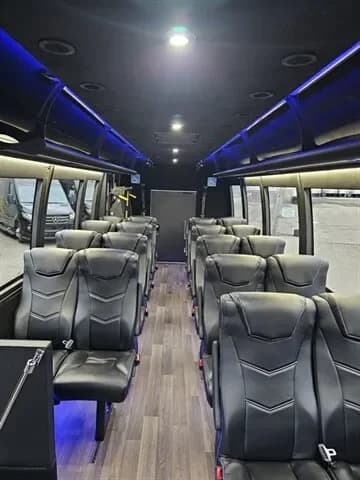 2018 Ford E450 Shuttle bus - Image 4