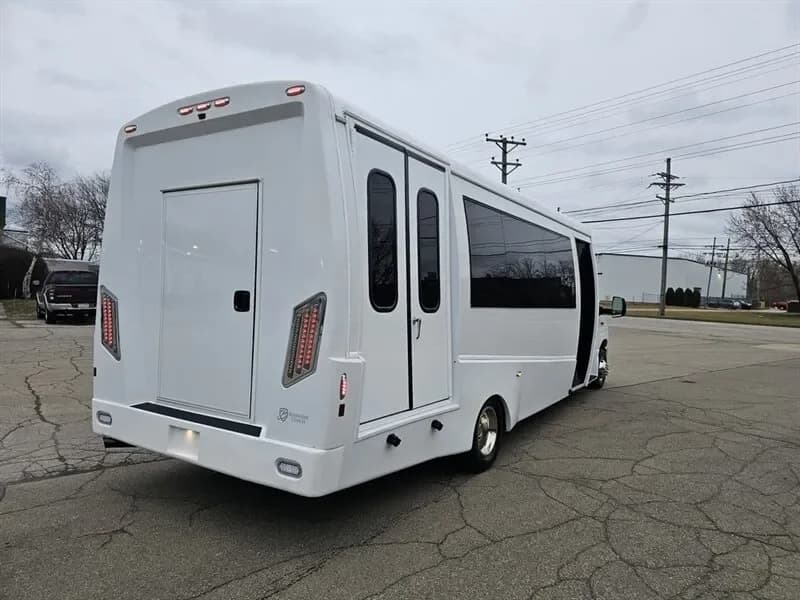 2018 Ford E450 Shuttle bus - Image 5