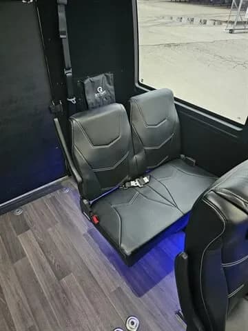2018 Ford E450 Shuttle bus - Image 6