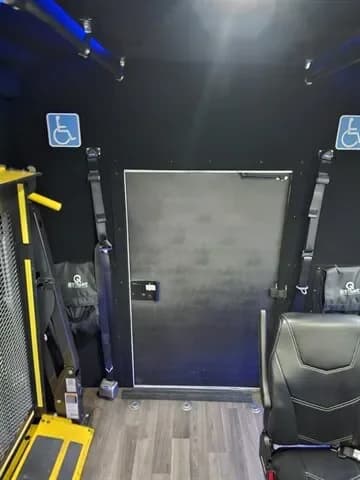 2018 Ford E450 Shuttle bus - Image 9