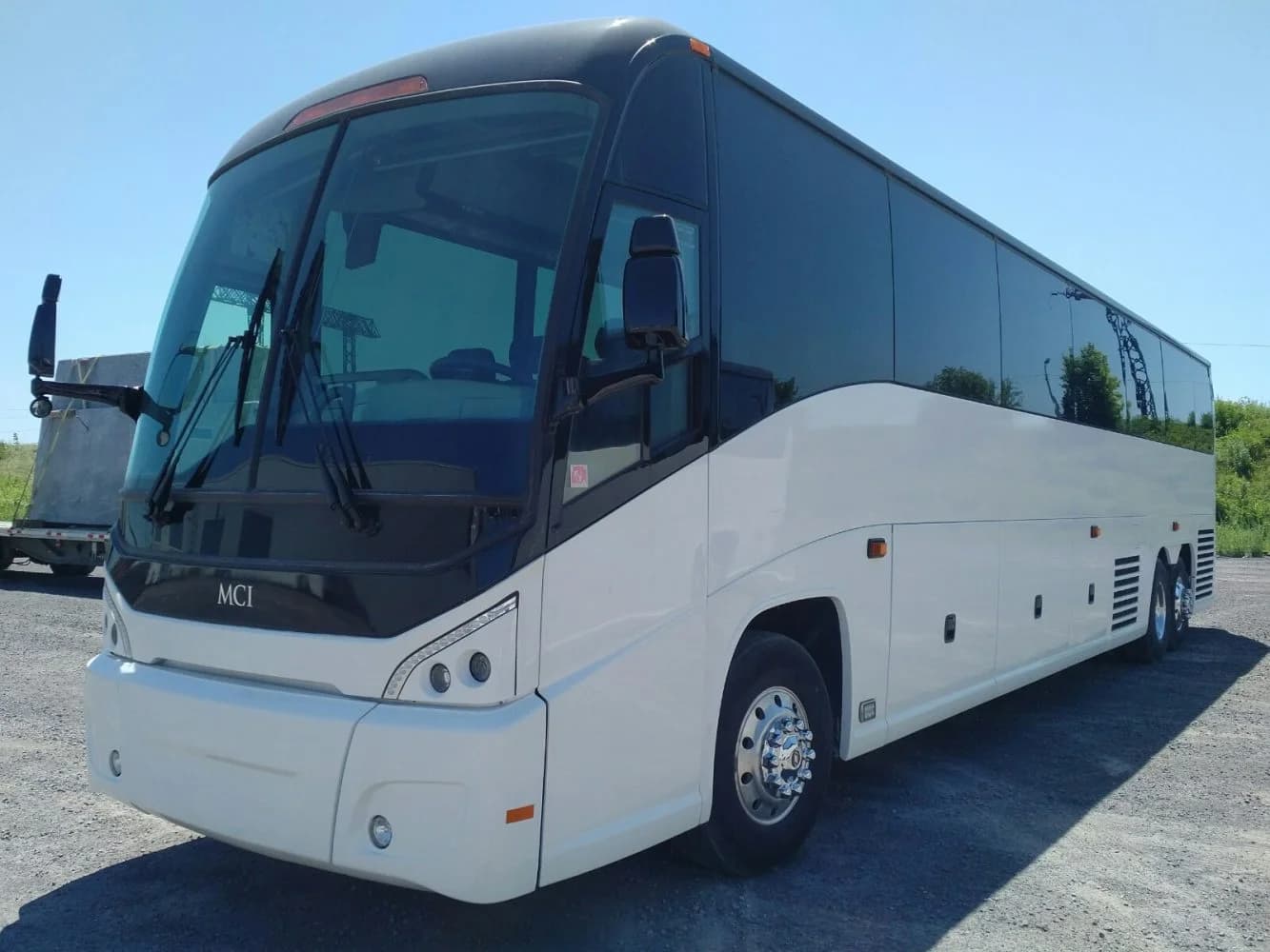 2006 MCI J4500 Coach Bus - Image 2