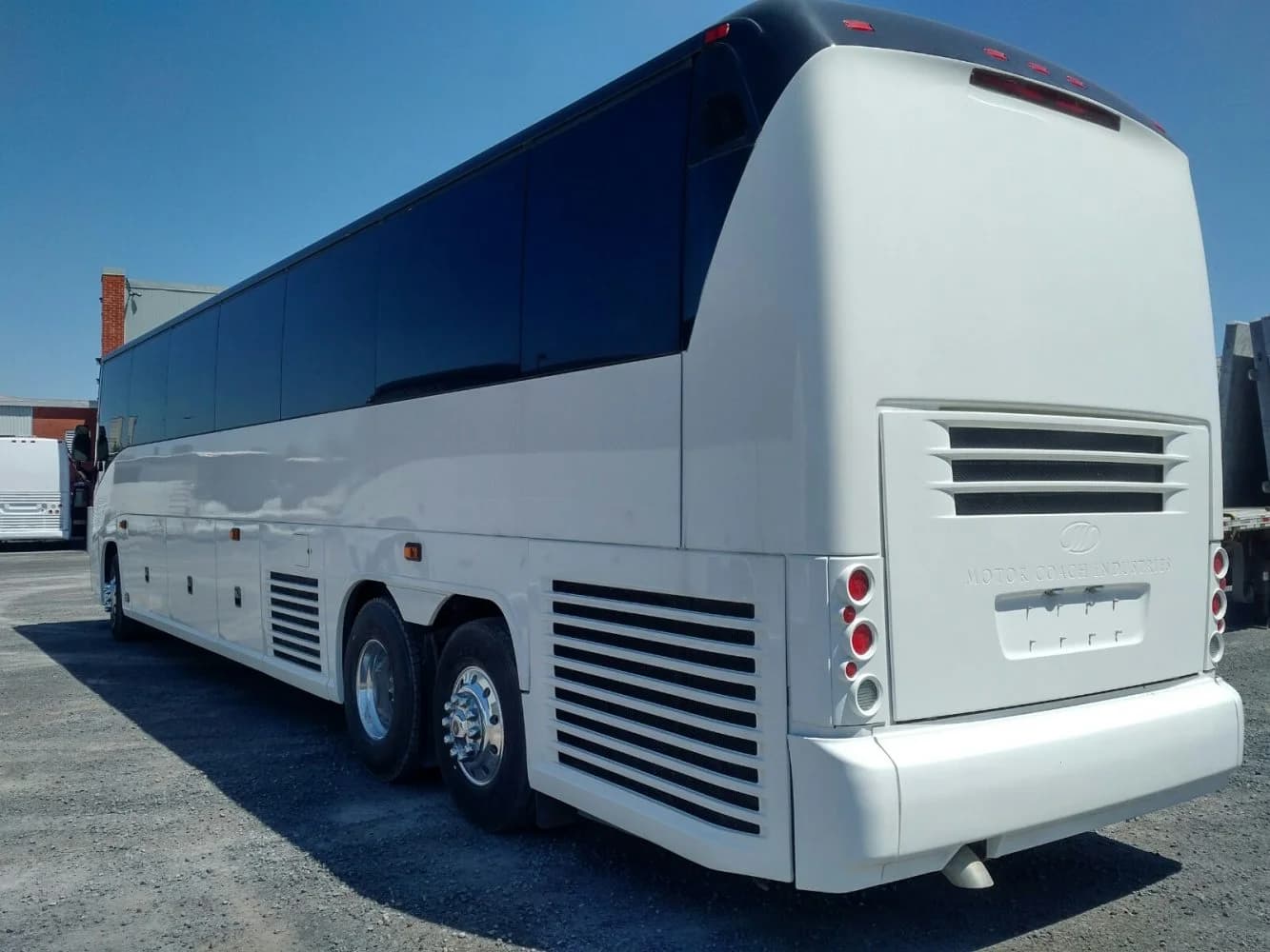 2006 MCI J4500 Coach Bus - Image 1