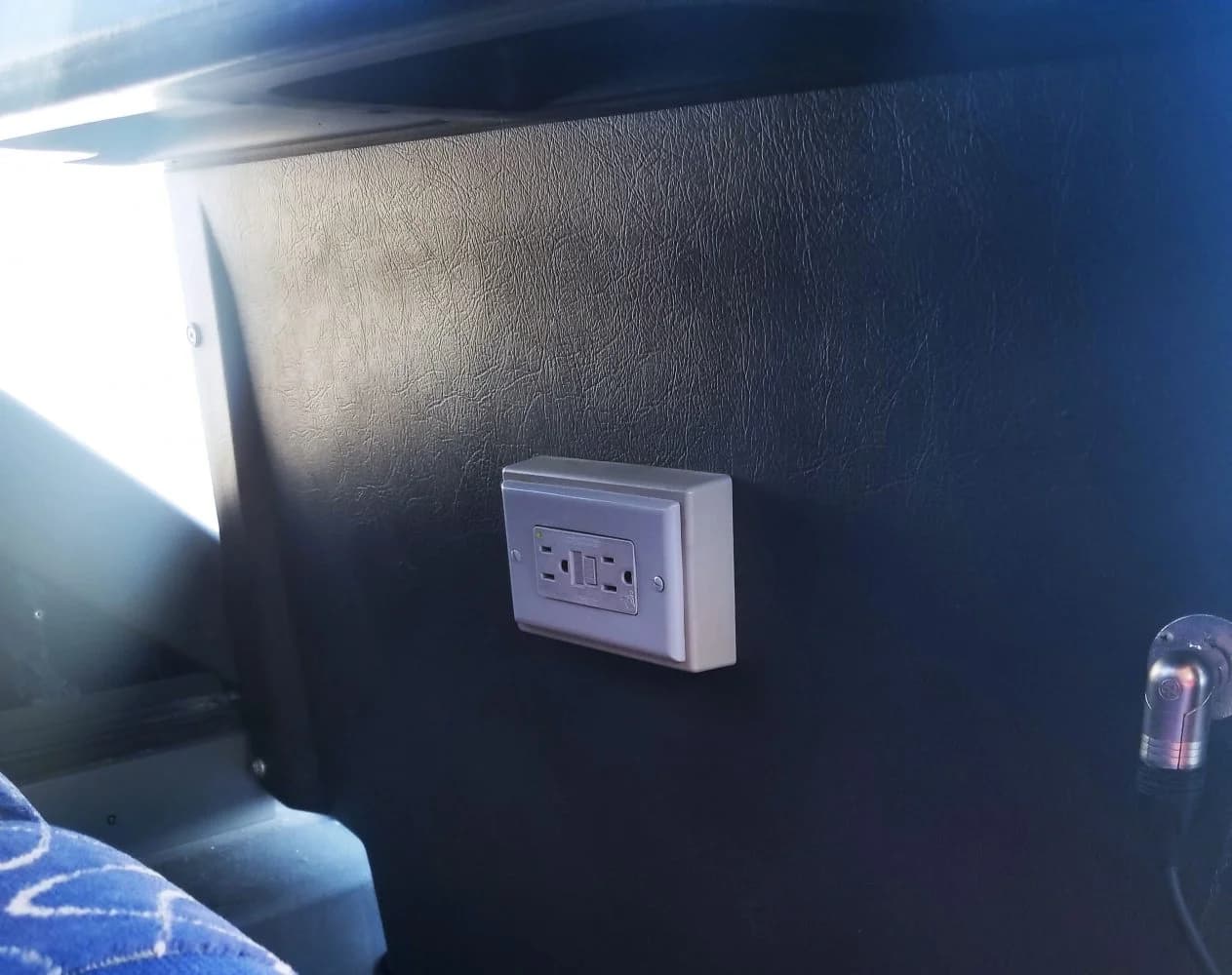 2011 Prevost H3-45 Coach Bus - Image 6
