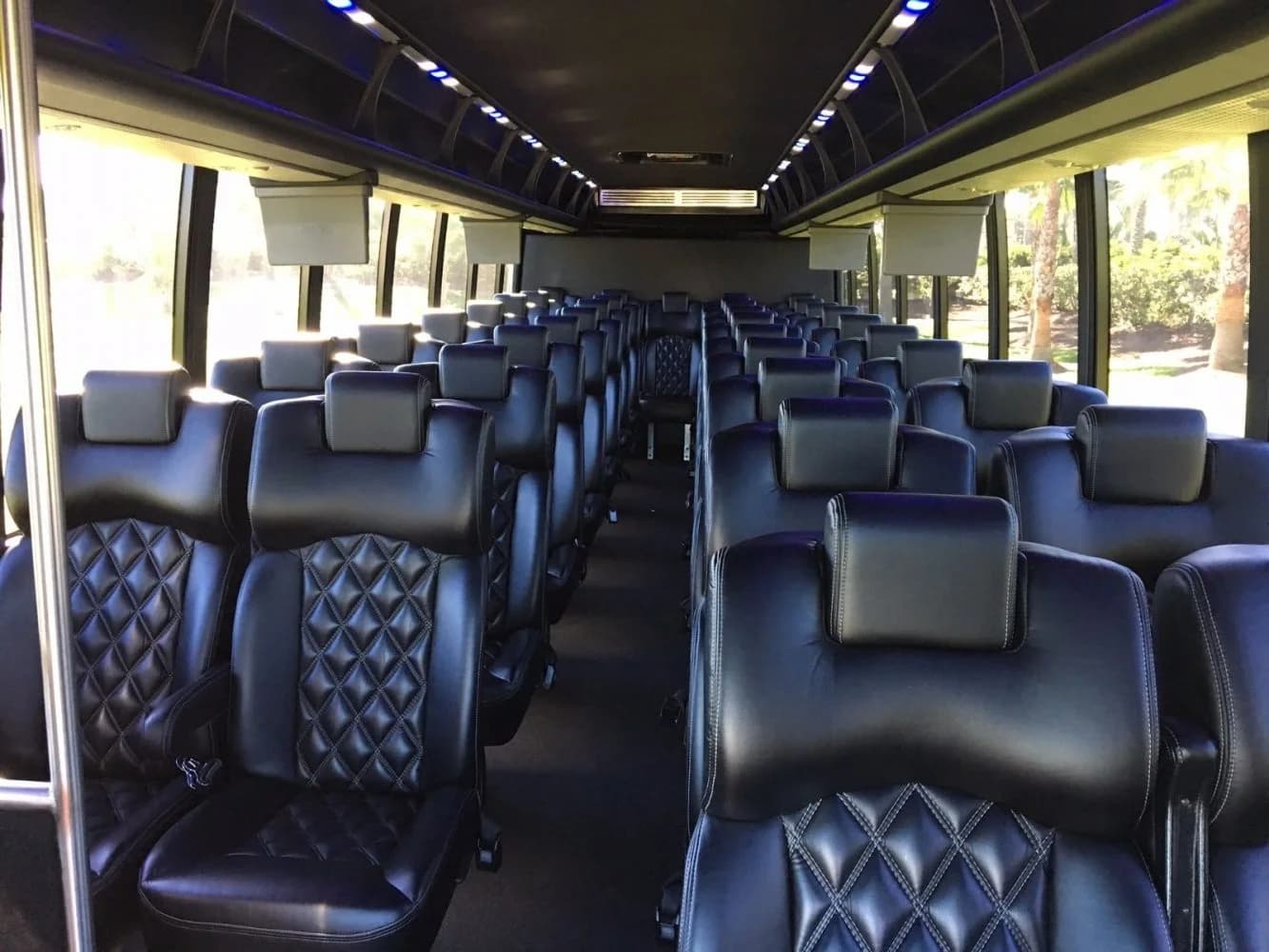 2013 Ford F650 Shuttle Bus - Image 4