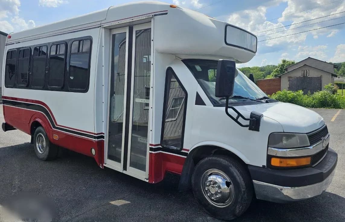2008 Chevrolet G3500 Shuttle Bus - Image 2