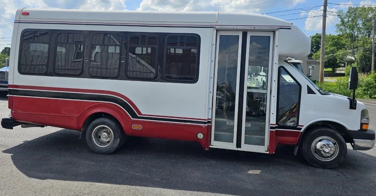 2008 Chevrolet G3500 Shuttle Bus - Image 3