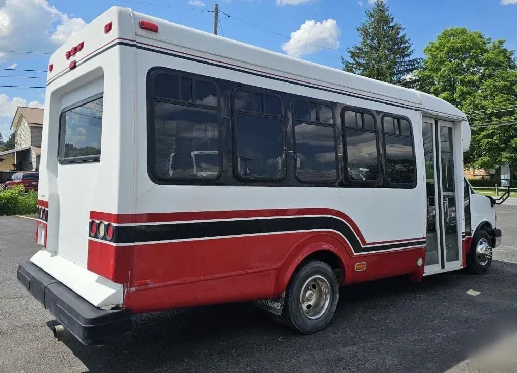 2008 Chevrolet G3500 Shuttle Bus - Image 4