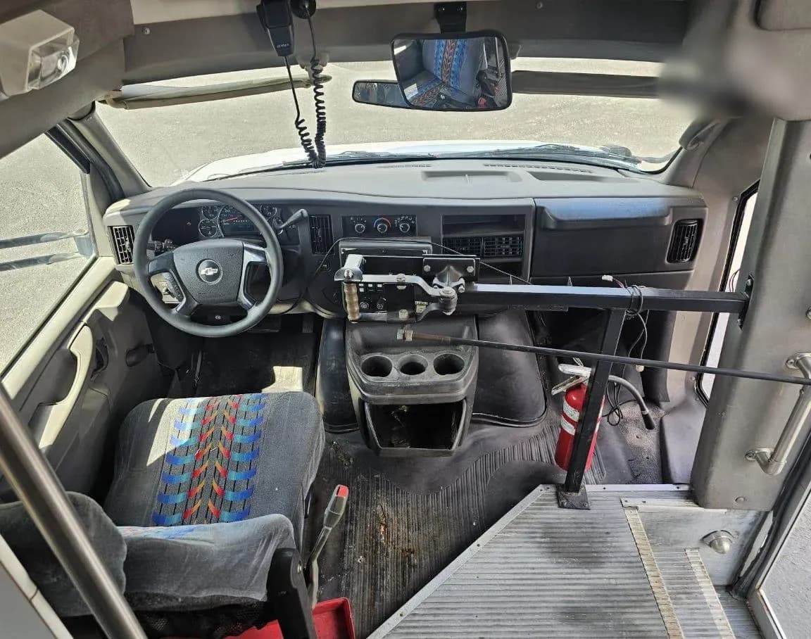 2008 Chevrolet G3500 Shuttle Bus - Image 5