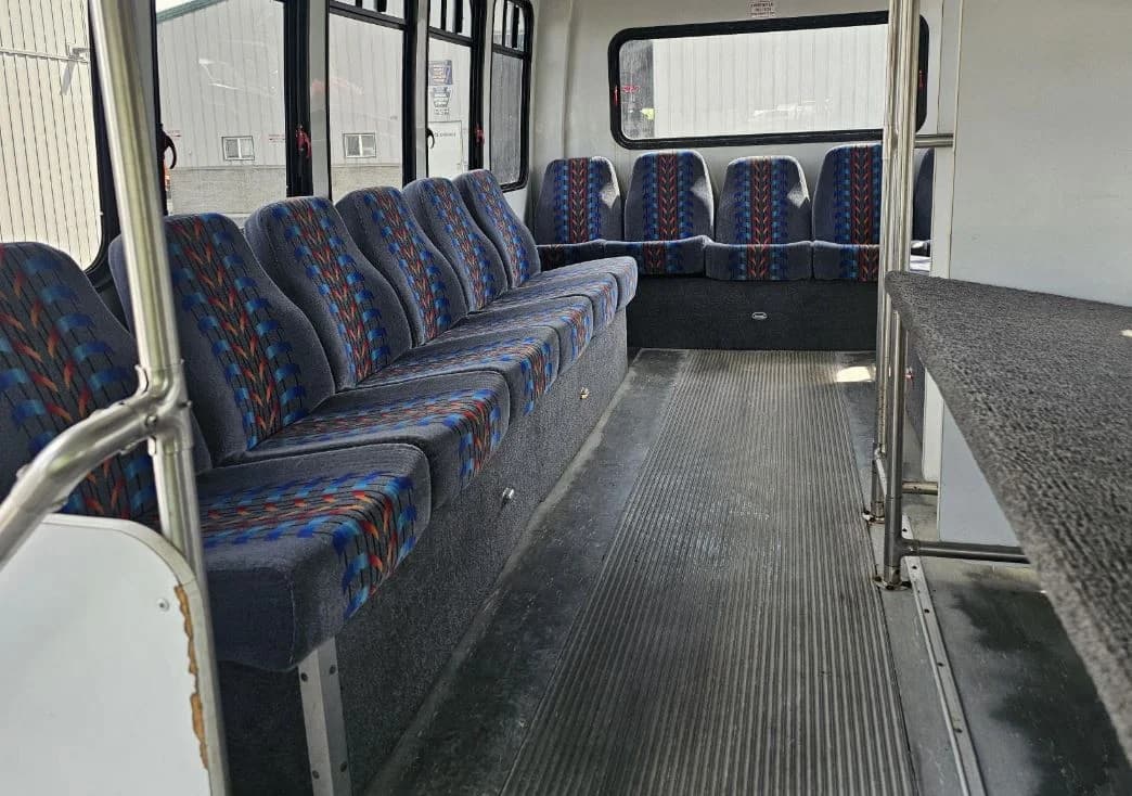 2008 Chevrolet G3500 Shuttle Bus - Image 6