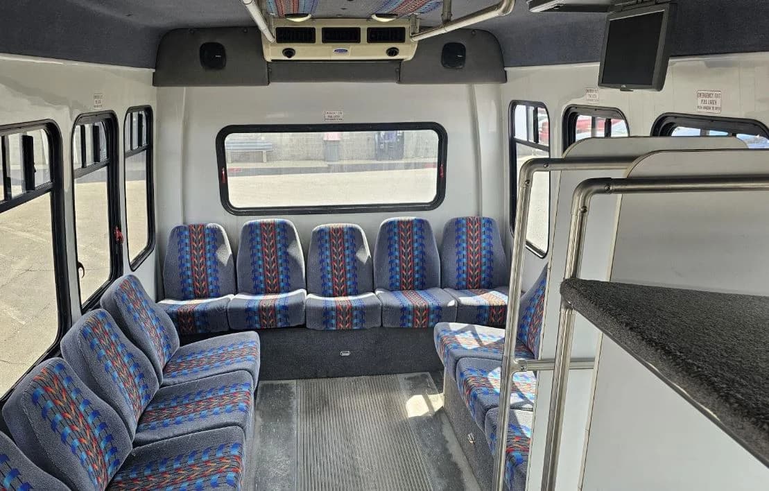 2008 Chevrolet G3500 Shuttle Bus - Image 7