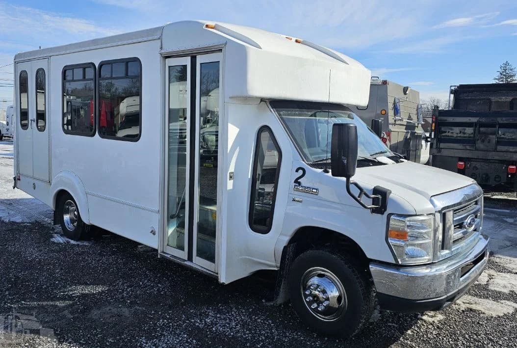 2016 Ford E350 Shuttle Bus - Image 2