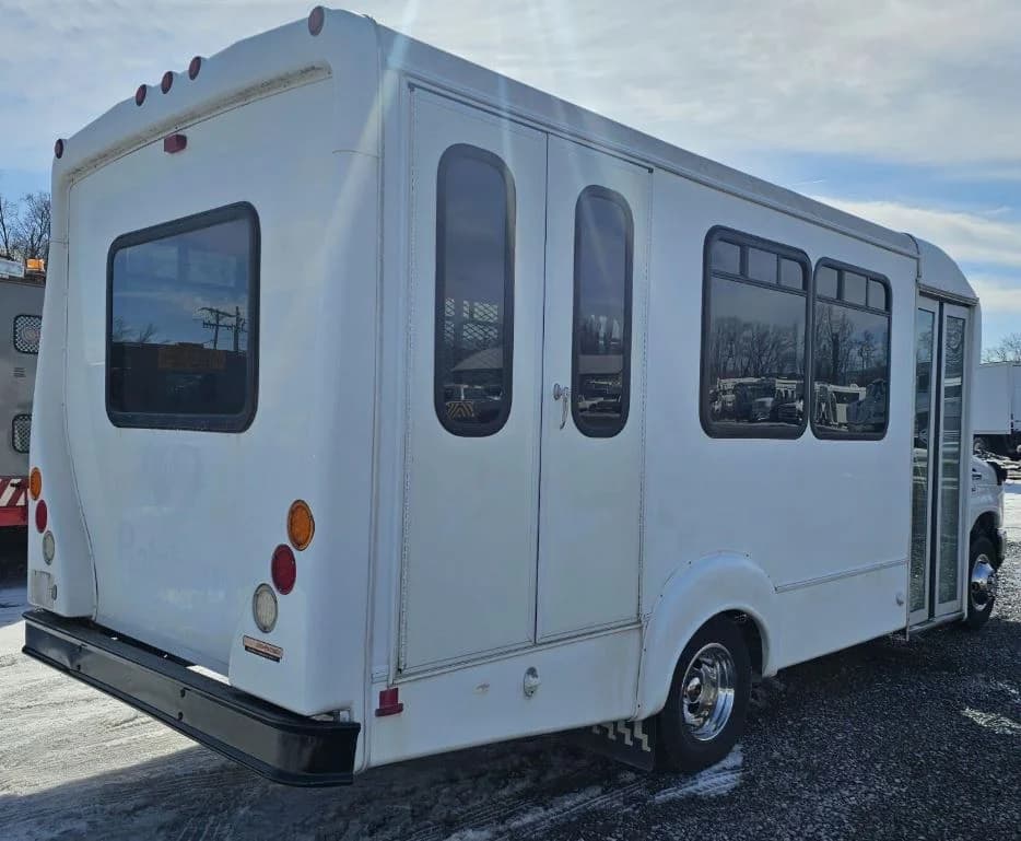 2016 Ford E350 Shuttle Bus - Image 3