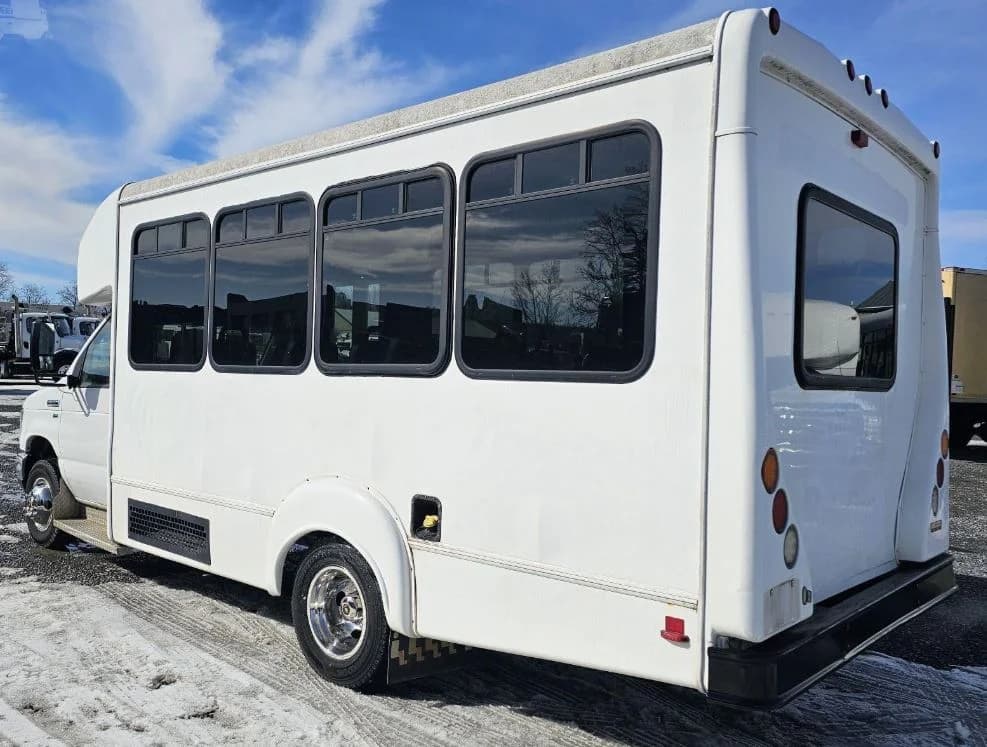 2016 Ford E350 Shuttle Bus - Image 4