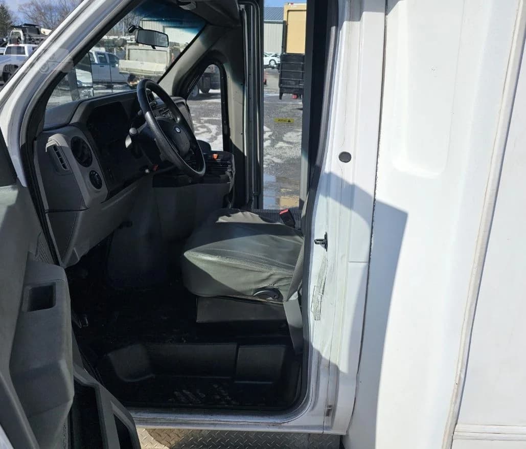 2016 Ford E350 Shuttle Bus - Image 5