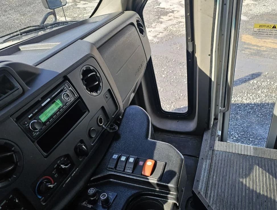 2016 Ford E350 Shuttle Bus - Image 7