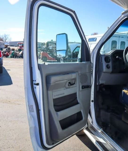 2012 Ford E350 Shuttle Bus - Image 3